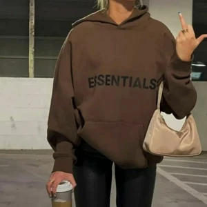 Essentials hoodie - Essentials hoodie. Finns i vit, svart och militärgrönt. Storlekar- S, M,  L, XL. Fri frakt ( spårbart)  2-6 leverans dagar. Super trending. Om ni vill ha ett annat ord istället kan vi säga till det fixar jag. 