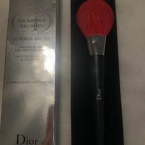 Blush brush - Sminkborste för att applicera rouge men funkar även för att applicera tex contour. Borsten är i röd färg och sticker ut. Aldrig använd, 250kr