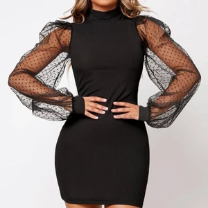 Kläning - En super fin fest kläning med genomskinliga ärmar, aldrig använd💖