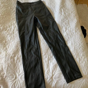 Skinnbyxor - Tighta skinnbyxor från Gina Tricot, storlek S!