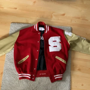 Varsity/college jacka, storlek L - Varsity/college jacka, storlek L. Passar mig regular fit som är 190 cm lång. Skicket är som mycket bra, har själv bärt den bara 2 gånger då jag hade velat att den är mer oversize. Perfekt till sommaren!
