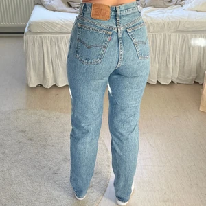 Levisjeans - Vintage Levis 13501-0191 💌 Strl står ej men skulle säga att de motsvarar W26/L30. Både midjemåttet och innerbenslängden är ca 75 cm 👖 Fint begagnat skick förutom två små slitningar på insida lår (be om bild). Älskar dessa men de har tyvärr blivit försmå 😢