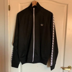 Fred Perry Track jacket M - Snygg klassisk Fred Perry Track jacket i svart. Storlek Medium. Aldrig använd, nypris 800kr. 