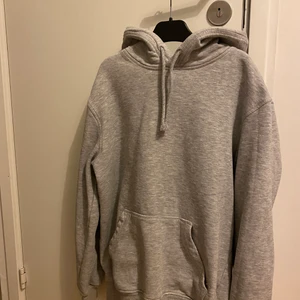 Grå hoodie - Grå hoodie från herravdelningen på HM