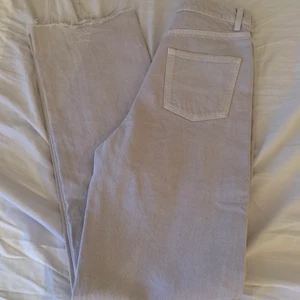 Vida jeans - Superfina ljusgråa vida jeans från zara 🤍 köparen står för frakten 