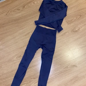 Träningsset i mörkblått - Träningsset i mörkblått med långa tights och långärmad. 50 för varje del, vid köp av båda 90kr