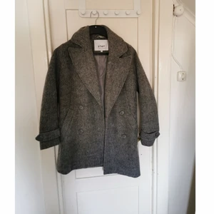 Grå kappa  - Grå kappa lite tjockare, från carlings (stay). Använd en gång. Passar bra för höst/vår. Storlek Xs. 