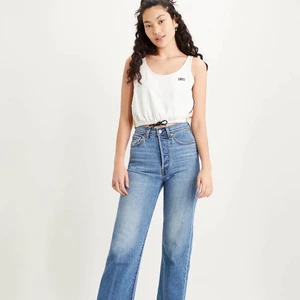 Levi’s straight ribcage jeans - Knappt använda jeans från Levi’s. Modell Staight Ribcage, storlek W:25 L:27. Supersnygga jeans som tyvärr har blivit för stora för mig. Nypris 1299kr. Nära nyskick! 