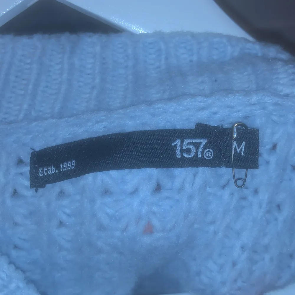En ljusblå stickad tröja från lager 157. Tröjan är i strl M och är i ett bra skick!🥰. Stickat.