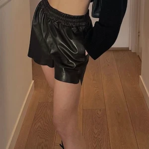 Skinnshorts Lindex - Funderar på att sälja mina jättepopulära skinnshorts från Lindex. Fina med strumpbyxor under😊 använda 2 gånger. Slutsålda på hemsidan!! Postar spårbart med postnord för 51kr