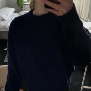 Blå stickad tröja - Super fin och mysig tröja ifrån Zara. Säljer därför att den inte kommer till användning💘