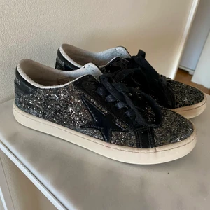 Sneakers - Säljer mina asballa Le Temps Des Cerises skor då de inte kommer till användning längre💕 Skorna är storlek 37 och finns inte längre att köpa. I gott skick!🥰 Köpare står för frakt!           HÖGSTA BUD: 350kr