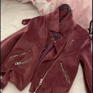 jacka  - jag säljer jacka storlek 34. den använd fåtal gånger är som ny, superfint sick, kommer inte till använing, kan mötas upp. 