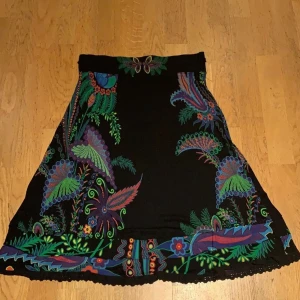 Desigual kjol - Säljer nu en desigual kjol med fina mönster på 
