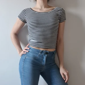 Randig croptop med öppen rygg - Svartvit randig croptop i t-shirtmodell med urringning i ryggen.
