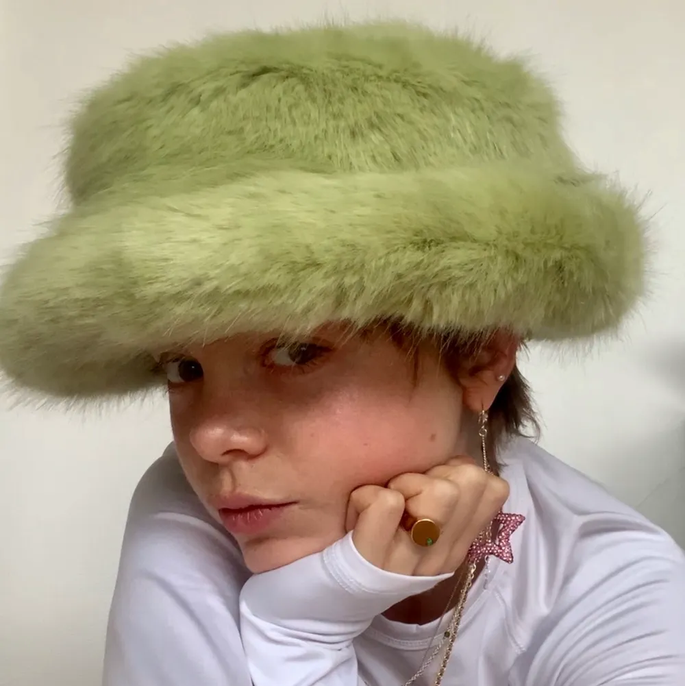 Ska alltså (kanske) släppa taget om min älskade Emma Brewin hatt. Gjord av Emma Brewin i fuskpäls. One size. Frakt tillkommer. Accessoarer.