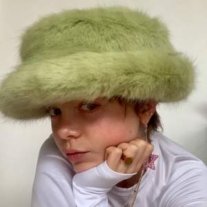 Ska alltså (kanske) släppa taget om min älskade Emma Brewin hatt. Gjord av Emma Brewin i fuskpäls. One size. Frakt tillkommer