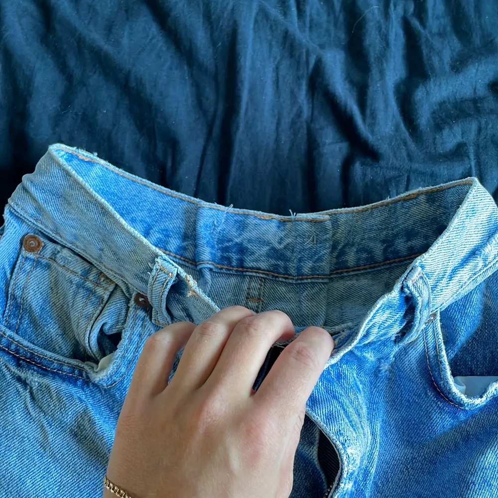Jeans ifrån Zara med slitningar. Fint skick! storlek 34. OBS: Jeansen är insydda i midjan samt avklippta ca 8-10 cm.. Jeans & Byxor.