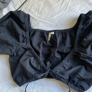Svart festtopp⚡️🖤 - Skitsnygg topp till fest, jättebra kvalite!!!💘💕💜