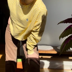 Ralph lauren tröja strl xs - Gul & vit rutig Ralph lauren tröja, helt oanvänd med en liten, knappt märkbar skugga på bröstet.