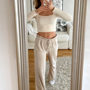 Linnebyxor Pull & Bear - Superfina linnebyxor i linmix. Jag är 170 cm och brukar ha de både högmidjat och lågmidjat. Köpt för 255kr säljer på grund av att jag köpt ett till par linnebyxor. Bilderna är mina egna! Varsamt använda och i mycket fint skick