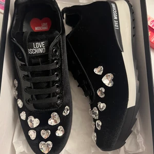 Love moschino  - Säljer mina slutsålda love moschino skor i storlek 37,endast använda en gång, nypris 6000kr! 