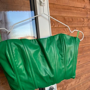 Populär grön bandeau topp från ZARA.  - Från zara. Aldrig använd. Har matchande byxor du kan köpa till toppen.  Är i storlek  L men passar också M