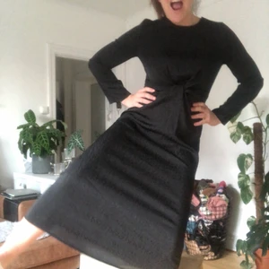 Svart klänning - Aldrig använd med lapparna kvar. Nypris 299kr. Storlek 36 men jag tycker den är rätt rymlig