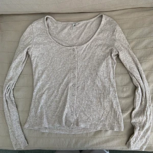 BEIGE TRÖJA - Säljer min beiga tröja från NELLY då den tyvärr blivit för liten för mig💓💓