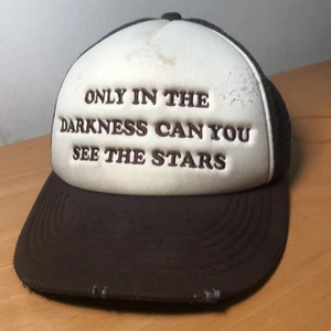 Ruben Kone Retro Brown trucker hat - Ruben kone är en dansk designer. Kepsen är out of stook och vad jag har sett väldigt svårt att få tag på just nu. Kepsen är av ”retro stil” och det är därför meningen att den ska vara ”sliten” (tredje bilden är hur den ser ut som ny). Kepsen är i bra skick och använd endast ett fåtal gånger 