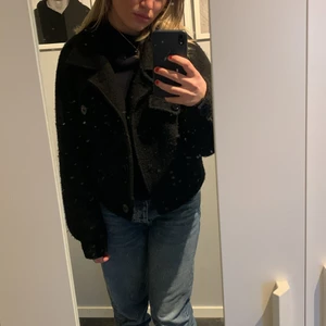 Kort kappa - Tänkte kolla intresset på min fina fina korta kappa från DesignBySi, så vårig och fin!💓🥰Har massor av kappor så denna kommer för lite till användning! Köpt för 600 inkl frakt osv!