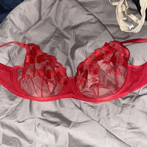 Basic - Röd fin spets bh, använt 1-2 gånger , bra skick, storlek 80D, buda och bara skriva om ni har frågor 😙