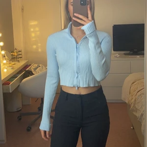 Blå tröja med dragkedja  - Supersöt blå tröja med dragkedja. Köparen står för frakt! ☺️