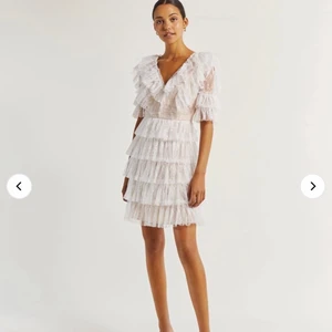 By Malina Sky dress  - Säljer en helt oanvänd By Malina Sky dress med lapparna kvar. Beställde inför studenten men kändes inte riktigt som min stil. Detta upptäckte jag tyvärr försent och kan nu inte skicka tillbaka. Slut i xs på hemsidor med detta pris.