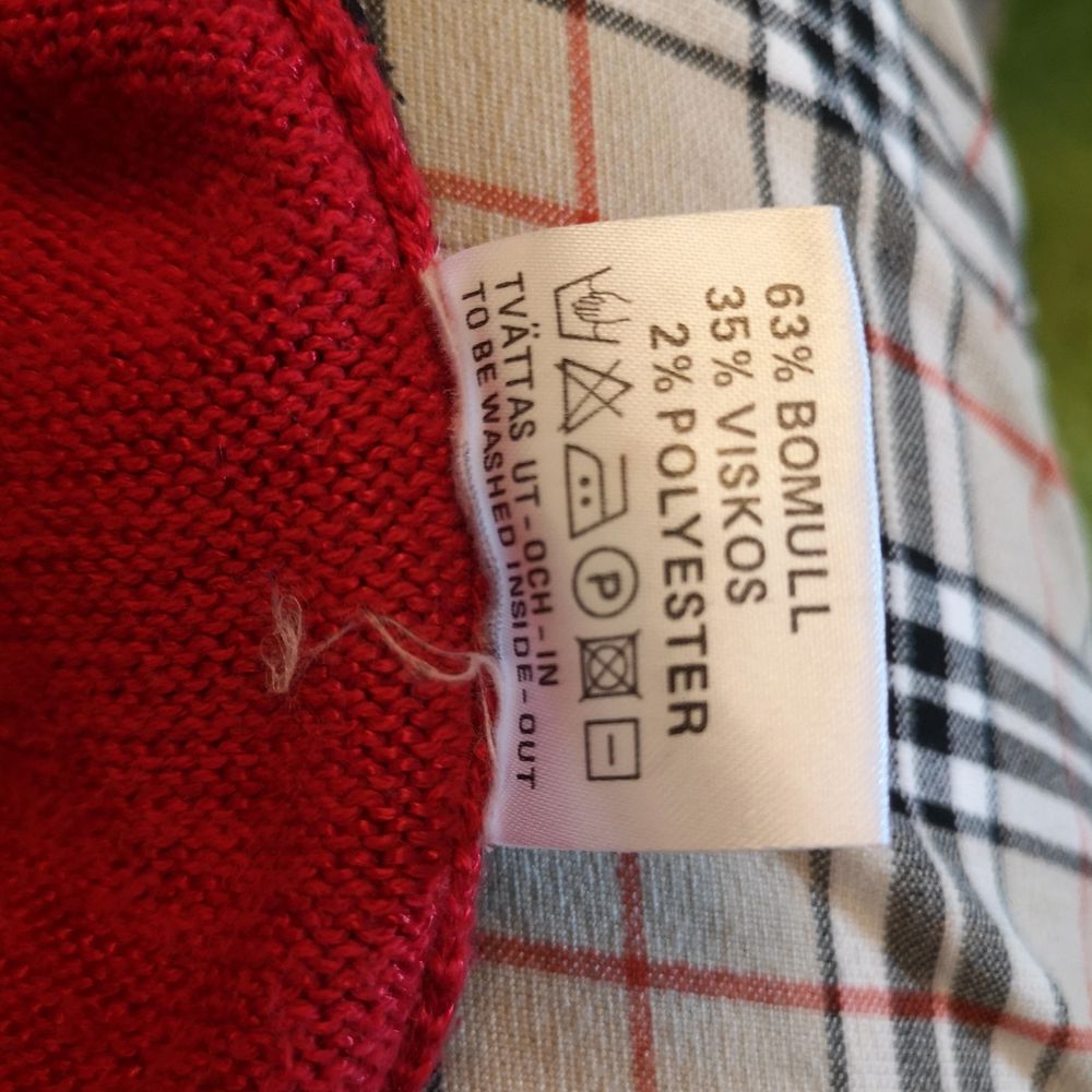 Så retro cool tröja med 80s mönster, i fint begagnat skick! Samfraktar gärna, frakten för denna ligger på 56 kr 👍😊. Tröjor & Koftor.