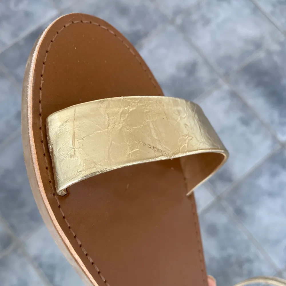 sötaste sandalen i guld från ONLY. Använda en gång på studenten!! Storlek 39💕 Spårbar frakt 66kr. Skor.