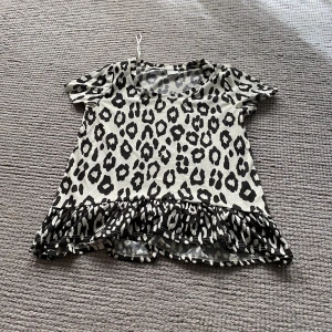 Leopard blus med volang - Leopard blus från Gina tricot.