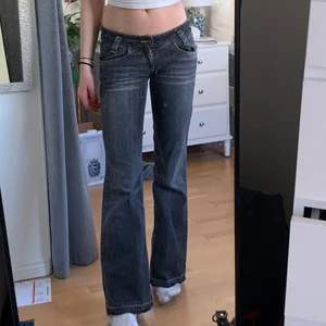 Gråa lee jeans - Gråa jeans från lee🖤 skiiiitsnygga och formar sig så bra men i behov av pengar🤍 jag är ca 168 skulle säga de funkar 160-169<3