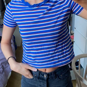 Randig t-shirt med detalj - Lite kortare t-shirt från Zara med detalj kring halsen i storlek S.