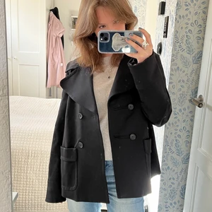 Svart kort kappa  - Kort svart kappa köpt på second hand så vet inte märket. Ursnygg och i toppenskick! 