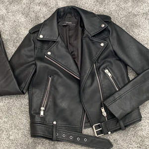 Zara Basic Skinnjack - Skinnjacka från zara, nytt skick, stl xs. Den sitter bra på mig, jag är 158 cm lång. Säljer för andvänder inte.