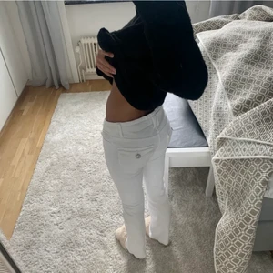Lågmidjade vita jeans - Säljer dessa lågmidjade vita jeansen! Så snygga med raka ben och snygga detaljer på fickorna. Passar mig som är 164 med storlek 34/36💕💕(förra ägarens bilder)