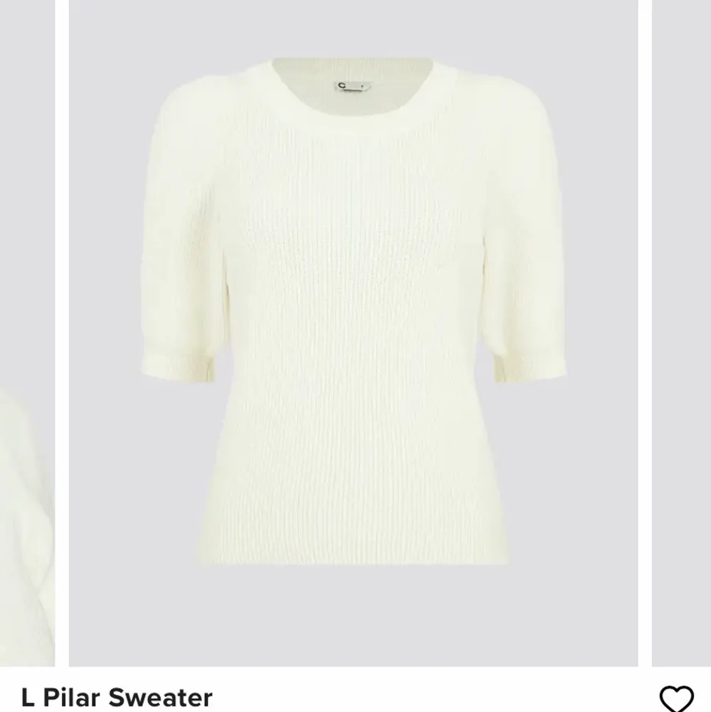 Säljer min stickade kortärmade tröja, har använt den 2 gånger ungefär, säljer pga jag passar inte i vitt så bra så vill hellre köpa en annan färg💞 skriv privat för egna bilder!. Stickat.