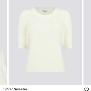 Säljer min stickade kortärmade tröja, har använt den 2 gånger ungefär, säljer pga jag passar inte i vitt så bra så vill hellre köpa en annan färg💞 skriv privat för egna bilder!