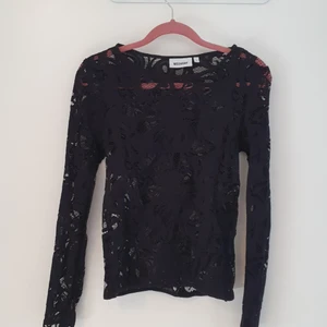 WEEKDAY - Spettströja i svart från weekday! I storlek (S), den är rätt så tajt, men är extremt fin på! Den är ihålig! Tröjan är i väldigt bra skick,endast använd ett fåtal gånger!🖤                             Ord.pris 69 kr