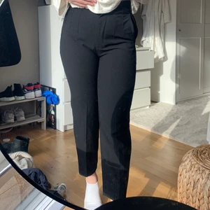 Svarta kostymbyxor  - Svarta kostymbyxor som är helt oanvända då de är för små i midjan  för mig😊 byxor från zara som är högmidjade som är i superfin modell😊