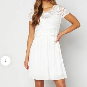 Supergullig vit klänning från Bubbelroom, heter Blanche Dress. Bara använd 1 gång, i nyskick. Klänningen är i Stl 32/34, skulle säga xs-s. Bara att skriva vid frågor😊Postar endast