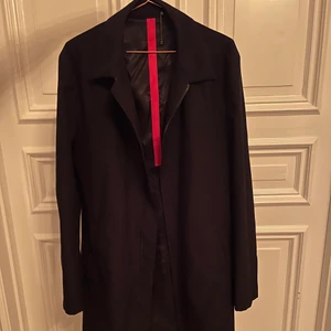 Hugo Boss rock - Bra skick, nackhängaren är trasig. Storlek 50