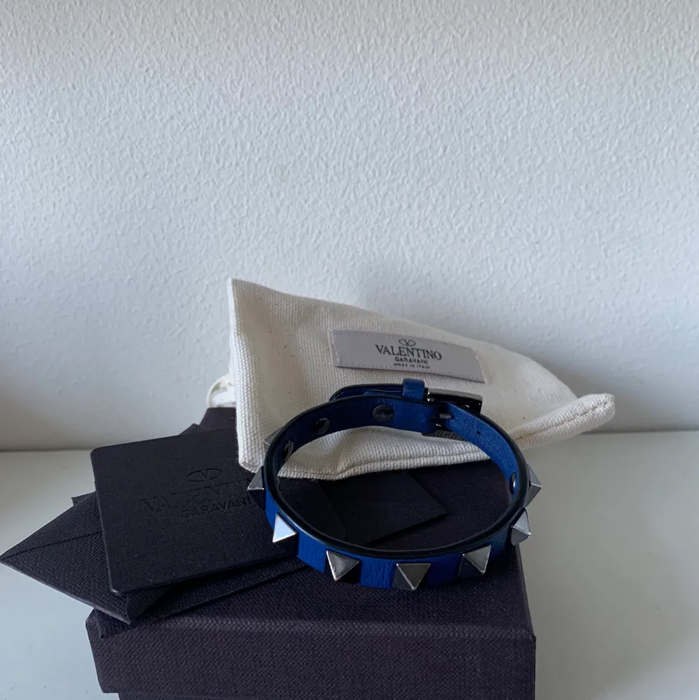 Ett blått valentino armband köpt för exakt ett år sedan! Jätte fint skick då det inte har kommit till användo allt för ofta🥰 (köparn står för frakt). Accessoarer.