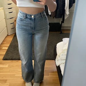 Jeans  - Ljusblå wide jeans från Monki, modell Yoko, fint skick! 
